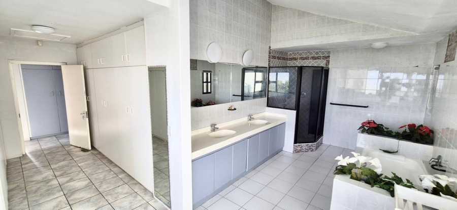 4 Bedroom Property for Sale in Van Riebeeckstrand Western Cape